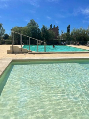 Maison de 2 chambres avec vue sur le lac piscine partagee et jardin clos a Saint Saturnin les Avignon